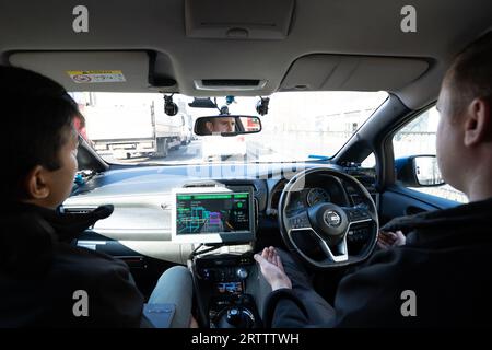 Dateifoto vom 02/23 eines selbstfahrenden Nissan Leaf, das auf öffentlichen Straßen in Woolwich im Südosten Londons gefahren wird. Fortschritte bei der Entwicklung selbstfahrender Fahrzeuge drohen zum Stillstand zu kommen, wenn die Regierung die einschlägigen Rechtsvorschriften nicht in die Rede des Königs einbezieht, warnten die Abgeordneten. Ausgabedatum: Freitag, 15. September 2023. Stockfoto