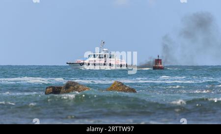 Fährboot und dunkler Rauch, Konzept der Luftverschmutzung. Stockfoto