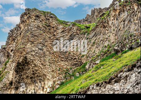 Ungewöhnliche Felsformation, Rasse. Berge, Geologie, Trekking und schöne Formen die Aussicht und Hintergründe in der Natur. Panorama Berglandschaft, b Stockfoto