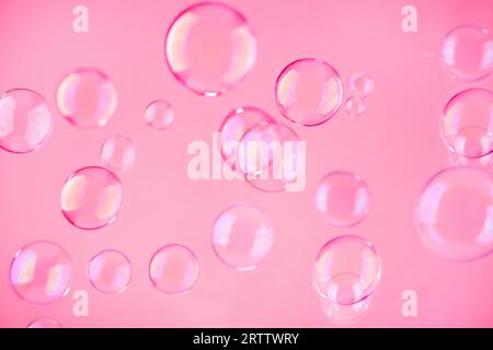 Abstrakter wunderschöner viva-Hintergrund mit Seifenblasen in Magenta. Rosafarbene Seifenblasen-Tapete. Stockfoto