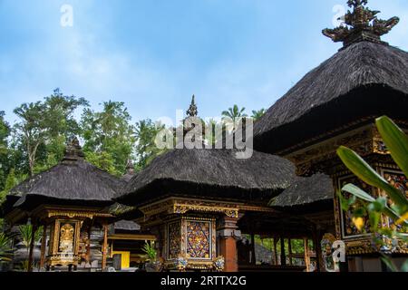 Bunt geschmückte balinesische Schreine im Tempelkomplex „Tirta Empul“ Stockfoto