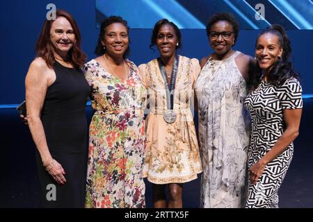 Joetta Clark Diggs (Mitte) posiert mit Rose Monday, Jearl Miles Clark J.J. Clark und Sasha Spencer Atwood während der Collegiate Athlete Hall of Fame Induction im Hult Center for Performing Arts, Donnerstag, 14. September 2023, in Eugene, Erz. Stockfoto