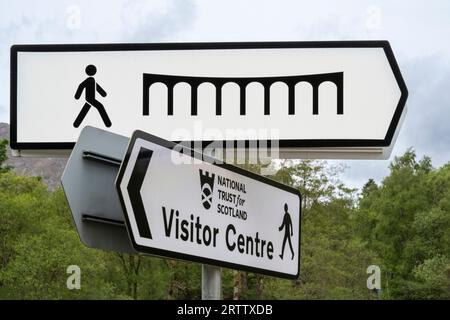 Wegweiser zum Glenfinnan Viaduct und zum National Trust zum Jacobite Monument Stockfoto