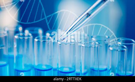 Reagenzgläser mit blauen Flüssigwasserproben und Pipette auf blauem Hintergrund. Laborglaswaren, Forschungskonzept für wissenschaftliche Labore. Stockfoto