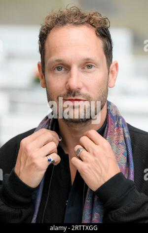 Berlin, Deutschland. September 2023. Autor Friedemann Karig am Rande der Buchlesung für sein neues Buch „der Lügner“ am Pfefferberger Theater. Quelle: Jens Kalaene/dpa/Alamy Live News Stockfoto