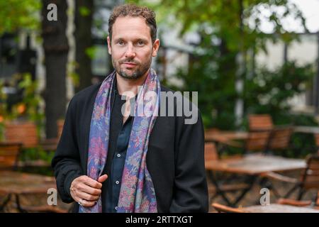 Berlin, Deutschland. September 2023. Autor Friedemann Karig am Rande der Buchlesung für sein neues Buch „der Lügner“ am Pfefferberger Theater. Quelle: Jens Kalaene/dpa/Alamy Live News Stockfoto