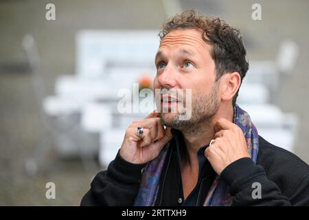 Berlin, Deutschland. September 2023. Autor Friedemann Karig am Rande der Buchlesung für sein neues Buch „der Lügner“ am Pfefferberger Theater. Quelle: Jens Kalaene/dpa/Alamy Live News Stockfoto