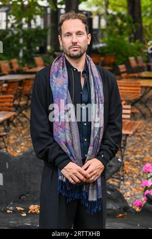 Berlin, Deutschland. September 2023. Autor Friedemann Karig am Rande der Buchlesung für sein neues Buch „der Lügner“ am Pfefferberger Theater. Quelle: Jens Kalaene/dpa/Alamy Live News Stockfoto