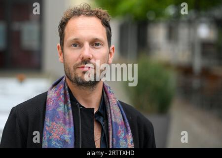 Berlin, Deutschland. September 2023. Autor Friedemann Karig am Rande der Buchlesung für sein neues Buch „der Lügner“ am Pfefferberger Theater. Quelle: Jens Kalaene/dpa/Alamy Live News Stockfoto