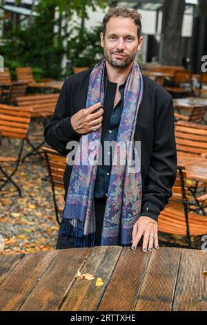 Berlin, Deutschland. September 2023. Autor Friedemann Karig am Rande der Buchlesung für sein neues Buch „der Lügner“ am Pfefferberger Theater. Quelle: Jens Kalaene/dpa/Alamy Live News Stockfoto