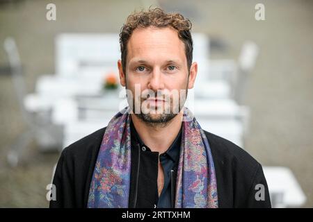 Berlin, Deutschland. September 2023. Autor Friedemann Karig am Rande der Buchlesung für sein neues Buch „der Lügner“ am Pfefferberger Theater. Quelle: Jens Kalaene/dpa/Alamy Live News Stockfoto