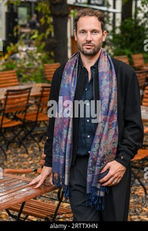 Berlin, Deutschland. September 2023. Autor Friedemann Karig am Rande der Buchlesung für sein neues Buch „der Lügner“ am Pfefferberger Theater. Quelle: Jens Kalaene/dpa/Alamy Live News Stockfoto