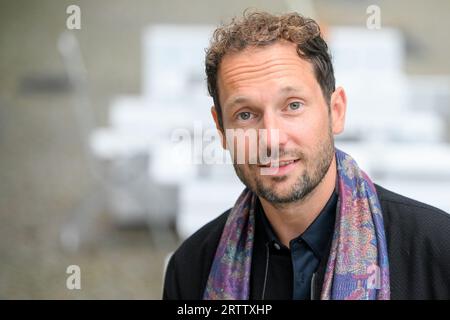 Berlin, Deutschland. September 2023. Autor Friedemann Karig am Rande der Buchlesung für sein neues Buch „der Lügner“ am Pfefferberger Theater. Quelle: Jens Kalaene/dpa/Alamy Live News Stockfoto