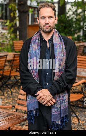 Berlin, Deutschland. September 2023. Autor Friedemann Karig am Rande der Buchlesung für sein neues Buch „der Lügner“ am Pfefferberger Theater. Quelle: Jens Kalaene/dpa/Alamy Live News Stockfoto