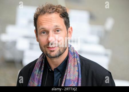 Berlin, Deutschland. September 2023. Autor Friedemann Karig am Rande der Buchlesung für sein neues Buch „der Lügner“ am Pfefferberger Theater. Quelle: Jens Kalaene/dpa/Alamy Live News Stockfoto