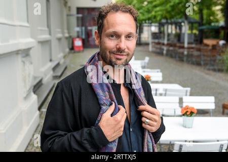 Berlin, Deutschland. September 2023. Autor Friedemann Karig am Rande der Buchlesung für sein neues Buch „der Lügner“ am Pfefferberger Theater. Quelle: Jens Kalaene/dpa/Alamy Live News Stockfoto