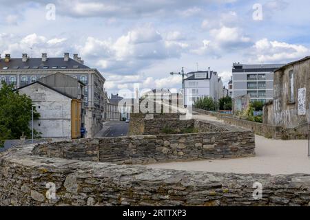 Lugo, Spanien, 6. September 2023: Blick auf die alte römische Mauer, die die Stadt umgibt, die sich entlang des Camino primitivo befindet Stockfoto