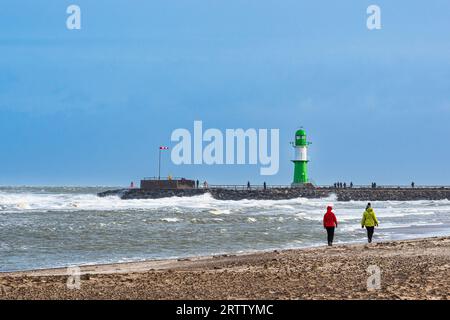 Strand Und Pier An Der Ostseeküste In Warnemünde. Stockfoto