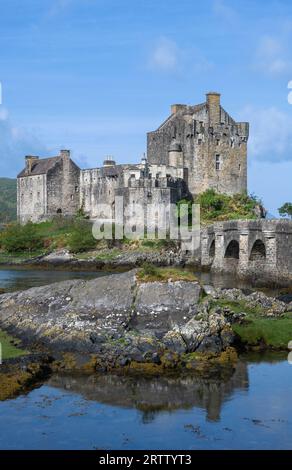 Eilean Donan Castle in den schottischen Highlands bei Dornie, umgeben von drei Seerochs Stockfoto