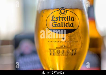 Lugo, Spanien, 6. September 2023: Illustrativer Leitartikel: Estrella Galicia Bier Glas Nahaufnahme Stockfoto