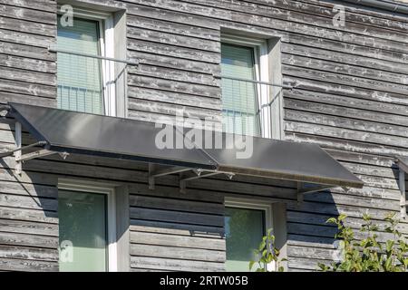 Solarpaneele in einem Wohngebäude mit Holzfassade Stockfoto