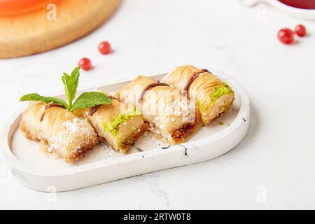 Baklava mit Pistazien, einer der schönsten Nachspeisen der türkischen Küche. Türkischer Nachtisch Baklava. Stockfoto