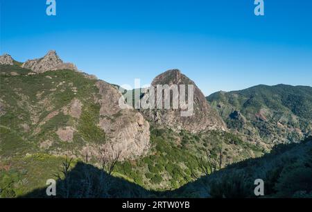 Panoramablick vom Mirador de Roque Agando mit den Bergen Roque de Zarcita und Roque de Ojila in Garajonay Stockfoto