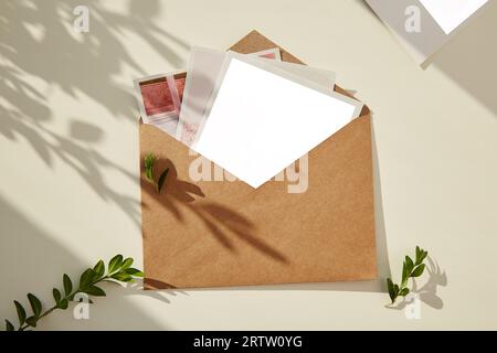 Bastle einen Umschlag mit Fotomotiv. Leere Grußkarten, Postkarten, Einladungen. Harte Schatten. Stockfoto