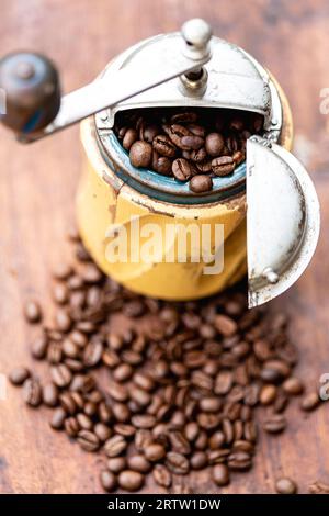 Vintage Kaffeemühle und Kaffeebohnen Stockfoto