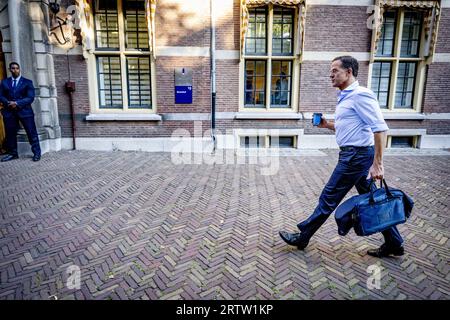 DEN HAAG - DER ausscheidende Premierminister Mark Rutte im Binnenhof vor der wöchentlichen Kabinettssitzung. ANP ROBIN UTRECHT niederlande aus - belgien aus Stockfoto