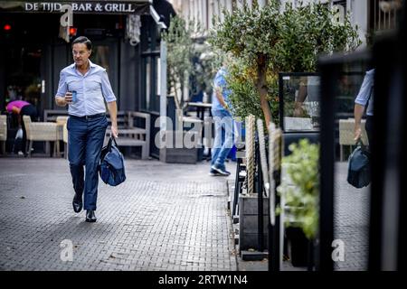 DEN HAAG - DER ausscheidende Premierminister Mark Rutte im Binnenhof vor der wöchentlichen Kabinettssitzung. ANP ROBIN UTRECHT niederlande aus - belgien aus Stockfoto