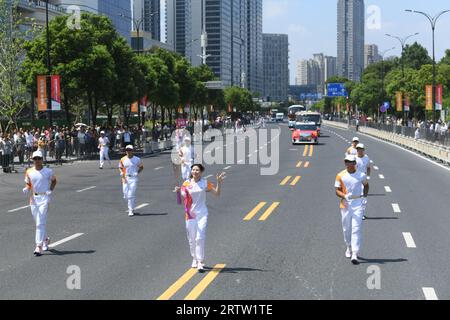 Wenzhou, Chinas Provinz Zhejiang. September 2023. Der Fackelträger Chen Huijia läuft mit der Fackel während des Fackelwechsels der 19. Asienspiele in Wenzhou, ostchinesische Provinz Zhejiang, 15. September 2023. Quelle: Weng Xinyang/Xinhua/Alamy Live News Stockfoto