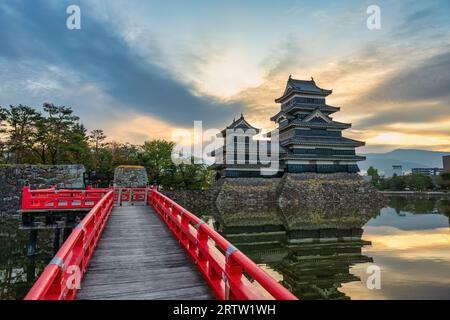 Matsumoto Nagano, Sonnenaufgang auf der Burg Matsumoto im Herbst Stockfoto