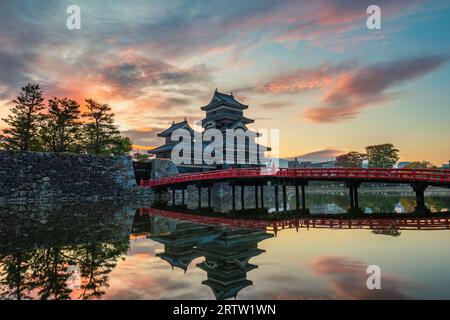 Matsumoto Nagano, Sonnenaufgang auf der Burg Matsumoto im Herbst Stockfoto