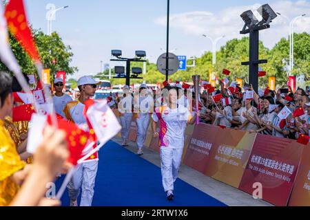 Wenzhou, Chinas Provinz Zhejiang. September 2023. Fackelträger Fang Yuting läuft mit der Fackel während des Fackelwechsels der 19. Asienspiele in Wenzhou, ostchinesische Provinz Zhejiang, 15. September 2023. Quelle: Sun Fei/Xinhua/Alamy Live News Stockfoto