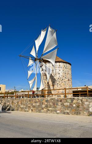 Kos, Griechenland: 8. Mai 2023 - traditionelle griechische Windmühle. Insel Kos, Griechenland Stockfoto