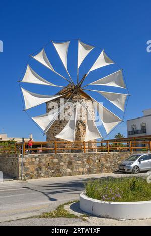 Kos, Griechenland: 8. Mai 2023 - traditionelle griechische Windmühle. Insel Kos, Griechenland Stockfoto