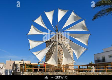 Kos, Griechenland: 8. Mai 2023 - traditionelle griechische Windmühle. Insel Kos, Griechenland Stockfoto