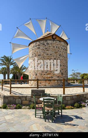 Kos, Griechenland: 8. Mai 2023 - traditionelle griechische Windmühle. Insel Kos, Griechenland Stockfoto