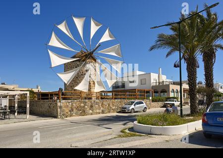 Kos, Griechenland: 8. Mai 2023 - traditionelle griechische Windmühle. Insel Kos, Griechenland Stockfoto