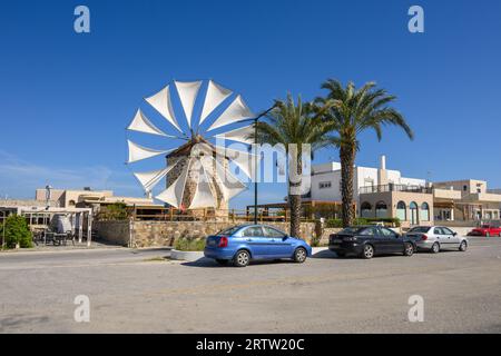 Kos, Griechenland: 8. Mai 2023 - traditionelle griechische Windmühle. Insel Kos, Griechenland Stockfoto