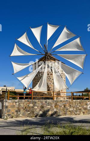 Kos, Griechenland: 8. Mai 2023 - traditionelle griechische Windmühle. Insel Kos, Griechenland Stockfoto