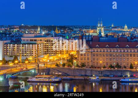 Prag Tschechische Republik, Hochwinkel Blick auf die Skyline der Stadt bei Nacht in der Prager Altstadt und der Moldau, Tschechien Stockfoto