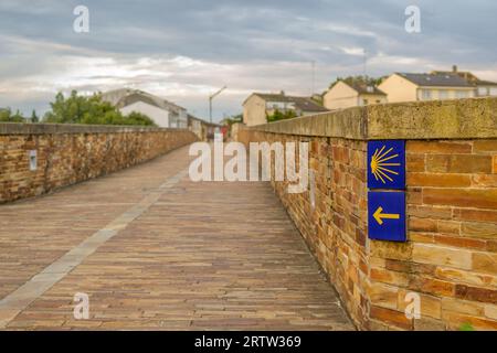 Lugo, Spanien, 6. September 2023: Blick auf die alte römische Brücke in Lugo und Wegweiser Camino primitivo de Compostela. Stockfoto