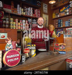 Robert Opie in seinem Museum in Gloucester (1995) Stockfoto