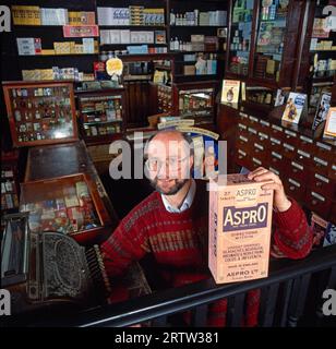 Robert Opie in seinem Museum in Gloucester (1995) Stockfoto