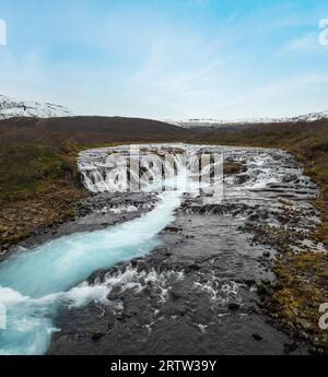 Malerischer Wasserfall Bruarfoss Herbstansicht. Die Jahreszeit ändert sich im südlichen Hochland Islands. Stockfoto
