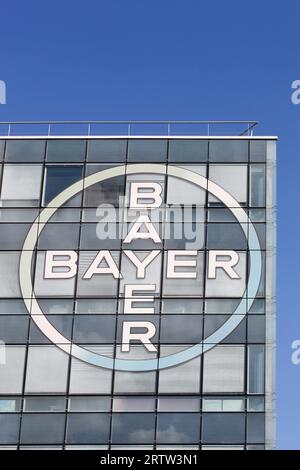 Bürogebäude von Bayer. Bayer ist ein deutsches, multinationales Chemie- und Pharmaunternehmen, das in Barmen, Deutschland, gegründet wurde Stockfoto
