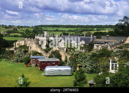 Drei Generationen von Wohnwagen, darunter ein Zigeuner- oder romanienwagen und ein US Airstream-Wohnwagen in einem Landhaus in Wiltshire, Großbritannien. Stockfoto