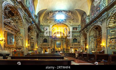 Das Innere der Kirche Santa Maria della Carità im Stil der Spätrenaissance mit goldenen Dekorationen im Barockstil. Ascoli Piceno Stockfoto